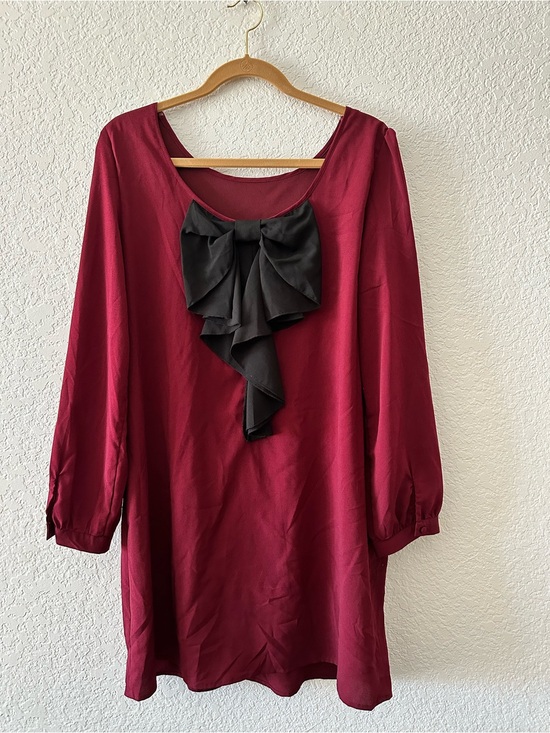 Cupio Dresses & Skirts - Cupio Wine Red Scoop Neck Dress with Black Label Detail